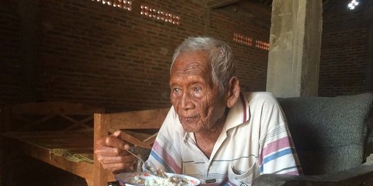 Mbah Gotho, manusia tertua asal Sragen dipasang alat bantu dengar