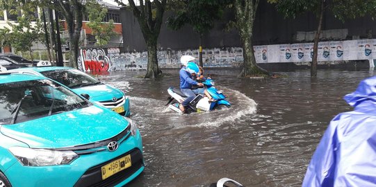 Hujan deras, banyak genangan dan pohon tumbang di Kota Bandung