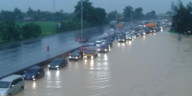 Tol Cikampek  kebanjiran pintu  Cikarang Pusat tak bisa 