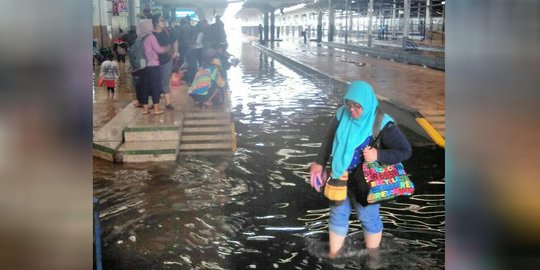 Stasiun Kereta Api Bandung berhenti beroperasi akibat banjir