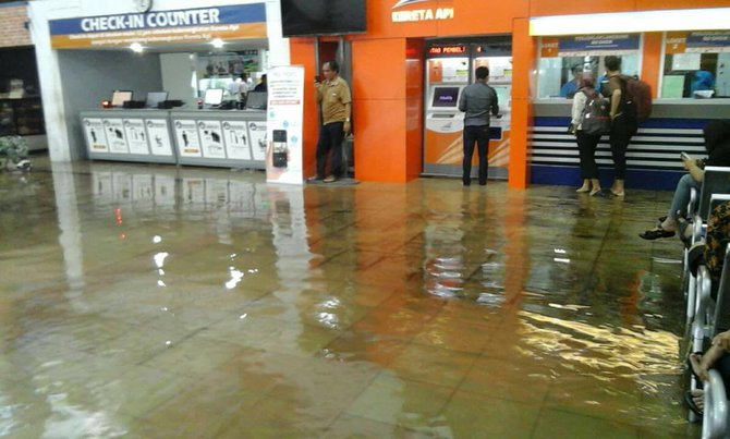 banjir di stasiun kereta bandung