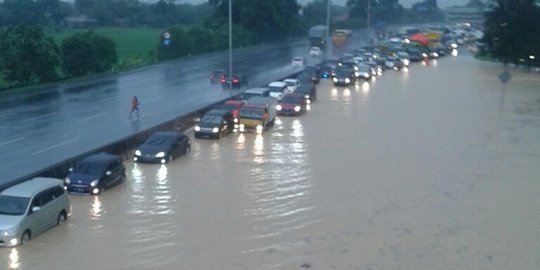 Dampak banjir di KM 38 Tol Cikampek, macet sampai 22 kilometer