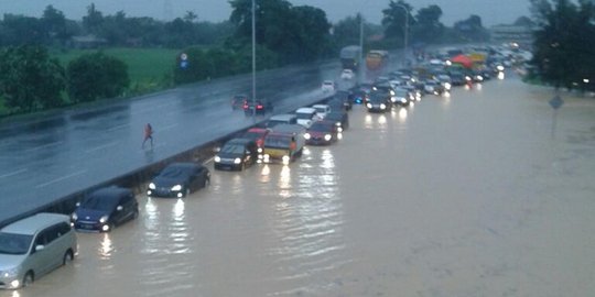 Banjir di Tol Cikampek karena Situ Binong meluap