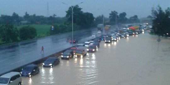 Urai kemacetan di Tol Cikampek, petugas berlakukan contra flow