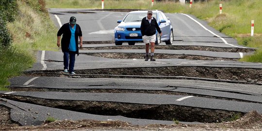 Ngerinya gempa di Selandia Baru sampai jalanan terbelah-belah