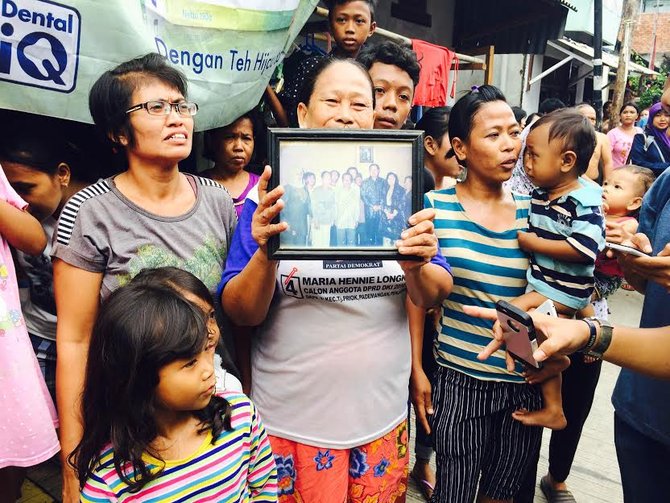 warga pademangan tunjukan foto lama sby pada agus yudhoyono