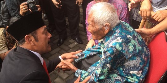 Mbah Gotho manusia tertua asal Sragen senang bisa mendengar lagi