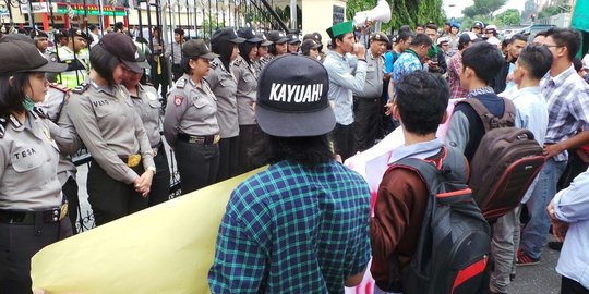 Demo di Polda Riau, anggota HMI dorong-dorongan dengan Polwan cantik