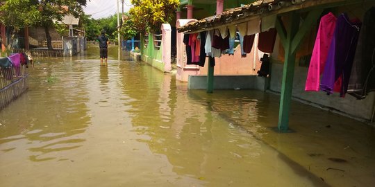 Tak tersentuh bantuan, korban banjir Karawang bikin tenda di jalan
