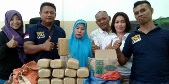 Nekatnya ibu rumah tangga ini bawa ganja 12 kg di kardus mi instan