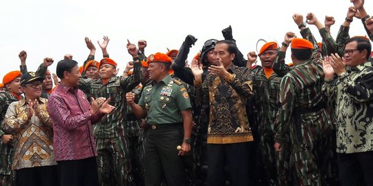 Kehangatan pasukan Bravo Korpaskhas sambut Jokowi di Bandung