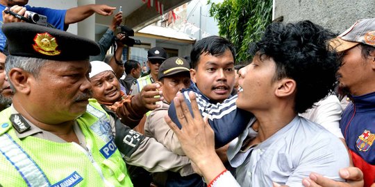 Kericuhan warga vs pendemo saat kedatangan Djarot di Mampang
