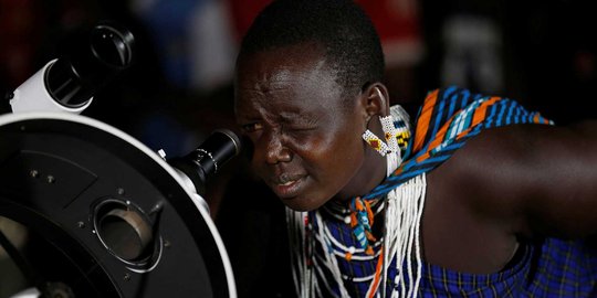 Ekspresi Suku Maasai yang penasaran melihat Supermoon