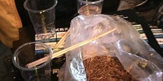 Target penjualan tak terpenuhi, karyawan dipaksa makan cacing