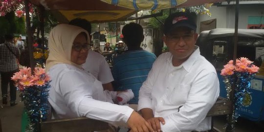 Ditemani Istri ke Menteng Wadas, Anies blusukan naik delman hias