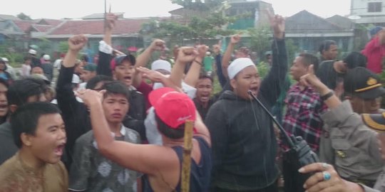 Ahok dan 'pagar betis' kader PDIP di tengah penolakan warga Ciracas