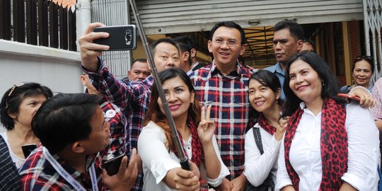Tak pedulikan demo, Ahok bilang 'warga yang mau foto lebih ramai'