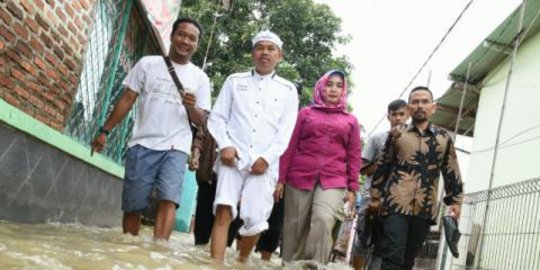 Bawa nasi bungkus, Bupati Dedi sambangi warga korban banjir Karawang