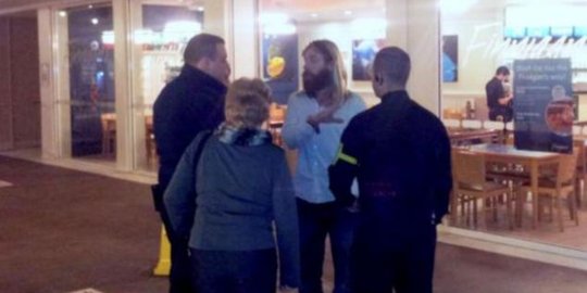 lelaki inggris diusir dari pertandingan panah kecil rev1