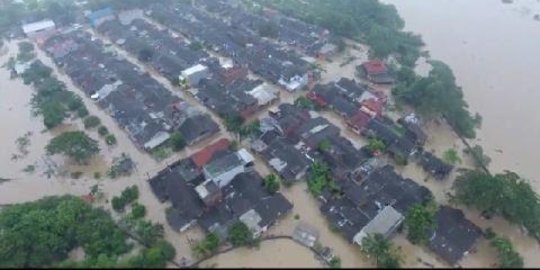 Banjir Karawang juga menggenangi ratusan hektare sawah | merdeka.com