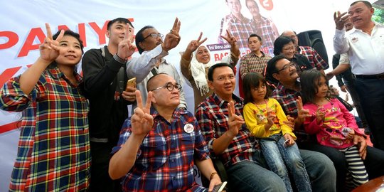 Meski jadi tersangka, pendukung tetap antusias foto bareng Ahok