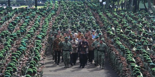 Jokowi di tengah lautan pasukan baret hijau Kostrad