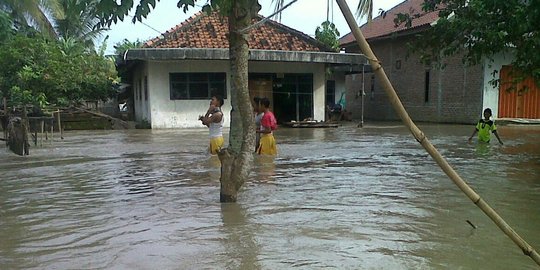 7 Rumah warga di Muara Gembong hancur diterjang banjir