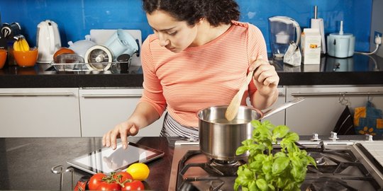 melakukan banyak hal dalam satu kali kerja