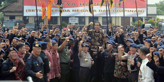 Hangatnya sambutan pasukan elite TNI/Polri untuk Presiden Jokowi