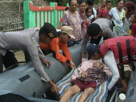 polisi evakuasi warga sakit saat banjir karawang