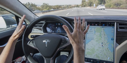 Simak rangkaian uji coba mobil otomatis Tesla, hampir tabrak orang!