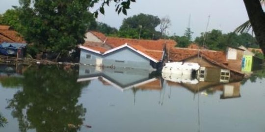 Bocah korban banjir di Karawang butuh seragam sekolah & alat tulis