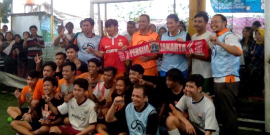 Anies-Sandiaga adu skill di lapangan futsal Penggilingan, Cakung