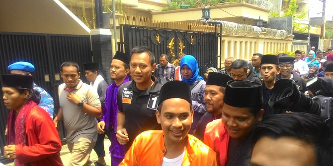Blusukan ke Rawa Belong, Agus Yudhoyono disambut palang 