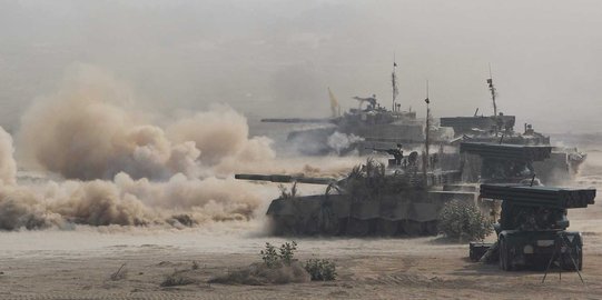 Tank dan roket kelas berat Pakistan unjuk gigi di perbatasan India