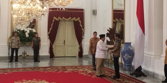 Berkemeja putih dan pakai kopiah, Prabowo tiba di Istana