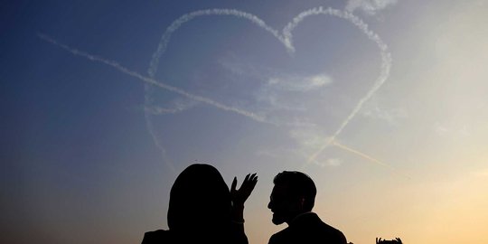 Keindahan manuver tim aerobatik jet tempur saat Iran Air Show