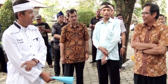 Demo buruh Purwakarta berujung curhat minta jodoh kepada Bupati Dedi
