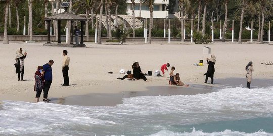 Mengunjungi pantai halal di Iran