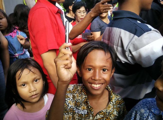 ahok bagikan pulpen di pondok kopi