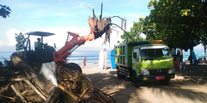 Sudah seminggu, Pantai Kuta terus dipenuhi sampah kiriman