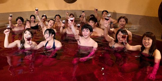 Intip gadis seksi Jepang berendam di kolam wine