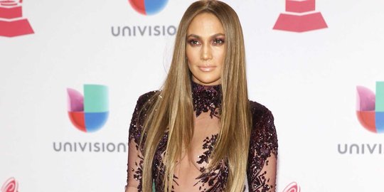 Tampil transparan, Jennifer Lopez seksi di Latin Grammy Awards