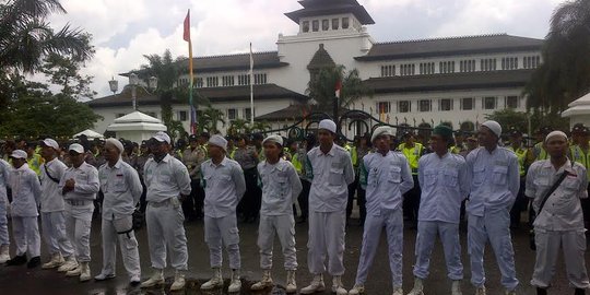 Massa tuntut tangkap Ahok kepung depan Gedung Sate Bandung