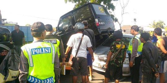 Ngerem mendadak usai nyalip mobil, Feroza diseruduk sedan