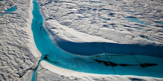 Blue River, naga biru di tengah daratan es Greenland