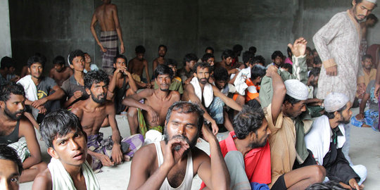 Terus diburu militer Myanmar, muslim Rohingya kabur ke Bangladesh