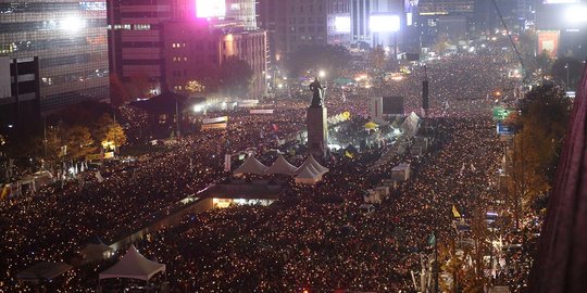 Tuntut Presiden Korsel mundur, massa lumpuhkan jalanan Kota Seoul