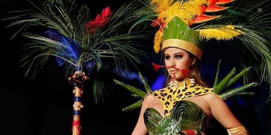 Keunikan gaun dari bunga dan dedaunan di Biofashion