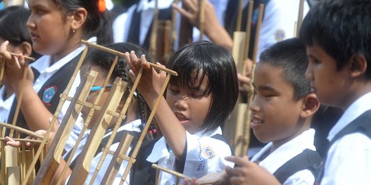 Sebagai bentuk kecintaan, 6.000 pelajar main angklung di Gedung Sate